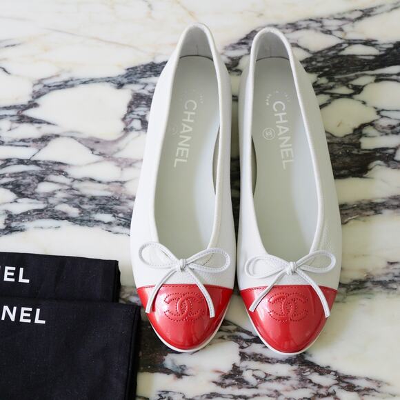NWOB CHANEL 2019 White Lambskin Red Patent CC Cap Toe Bow Ballet Flats EU 36 - Picture 1 of 8